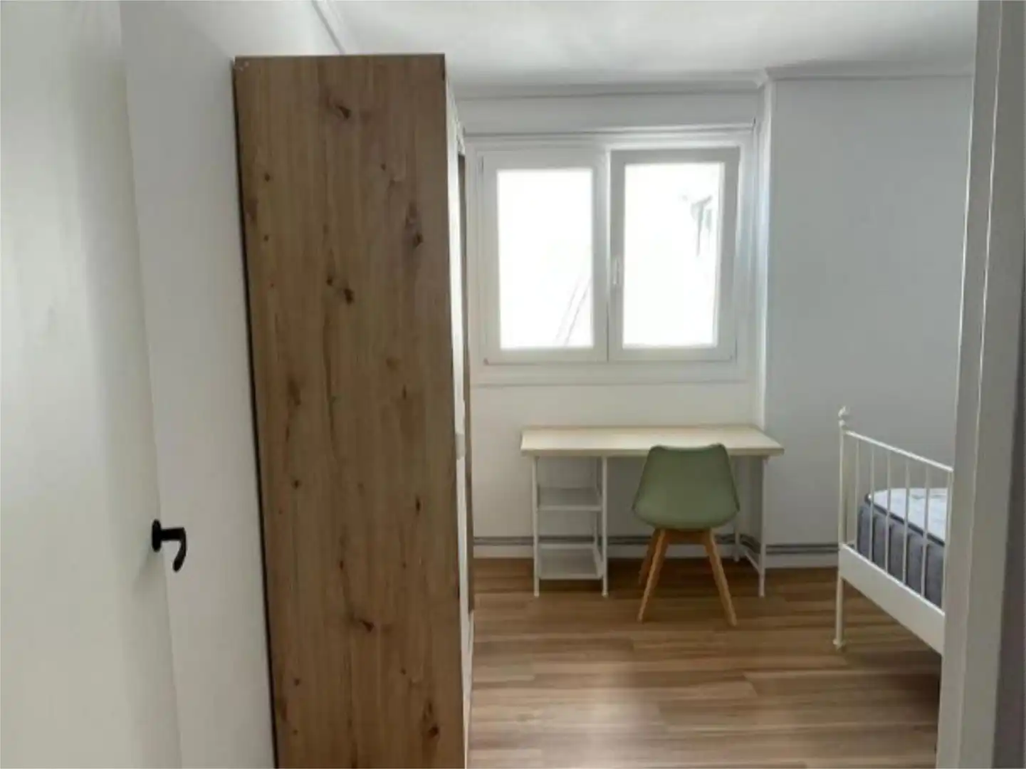 Habitación de Piso para compartir en Oleiros con Parquet y Amueblado