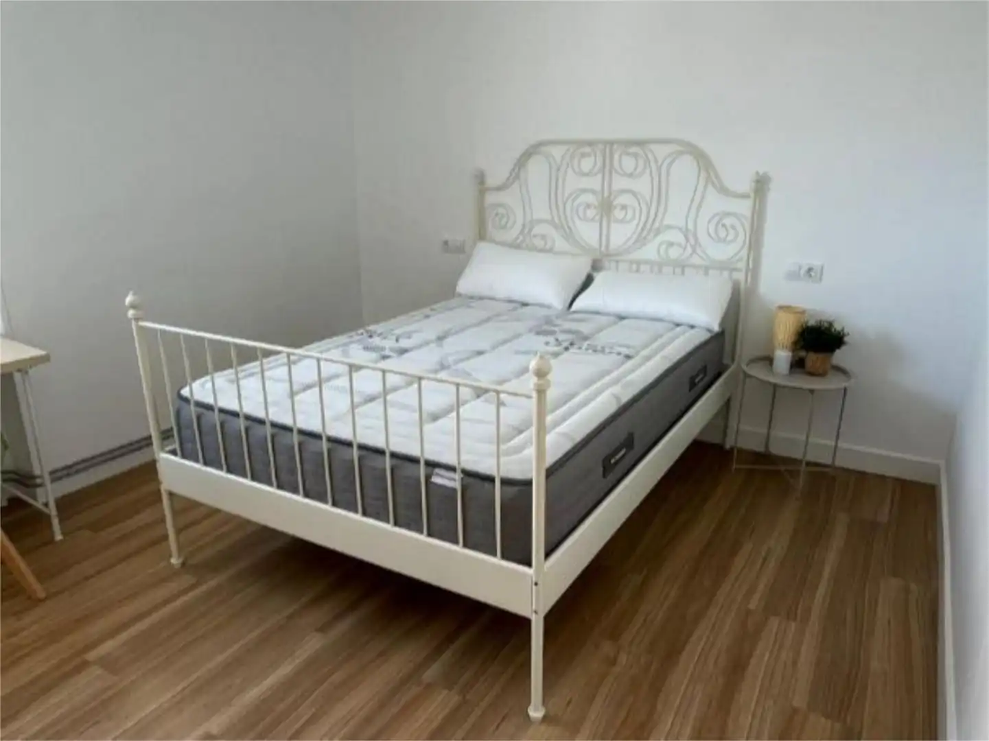 Habitación de Piso para compartir en Oleiros con Parquet y Amueblado