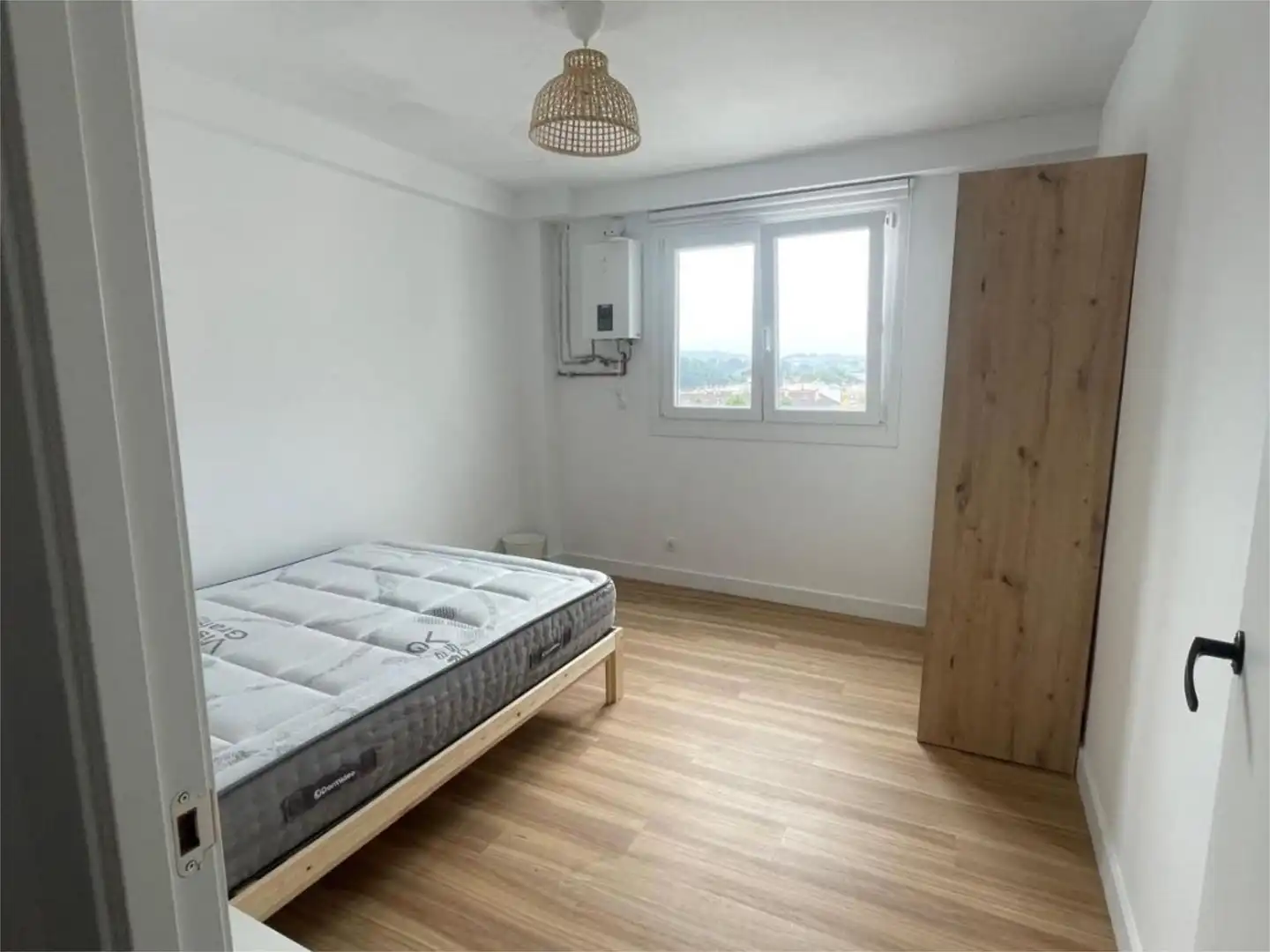 Habitación de Piso para compartir en Oleiros con Parquet y Amueblado