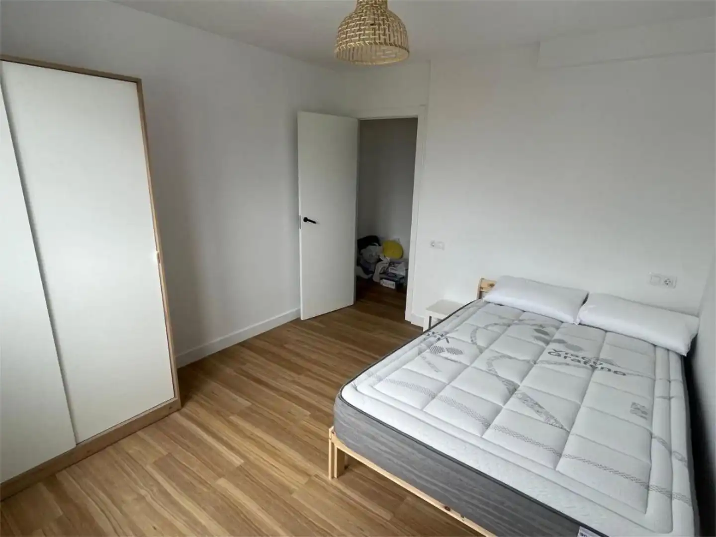 Habitación de Piso para compartir en Oleiros con Parquet y Amueblado