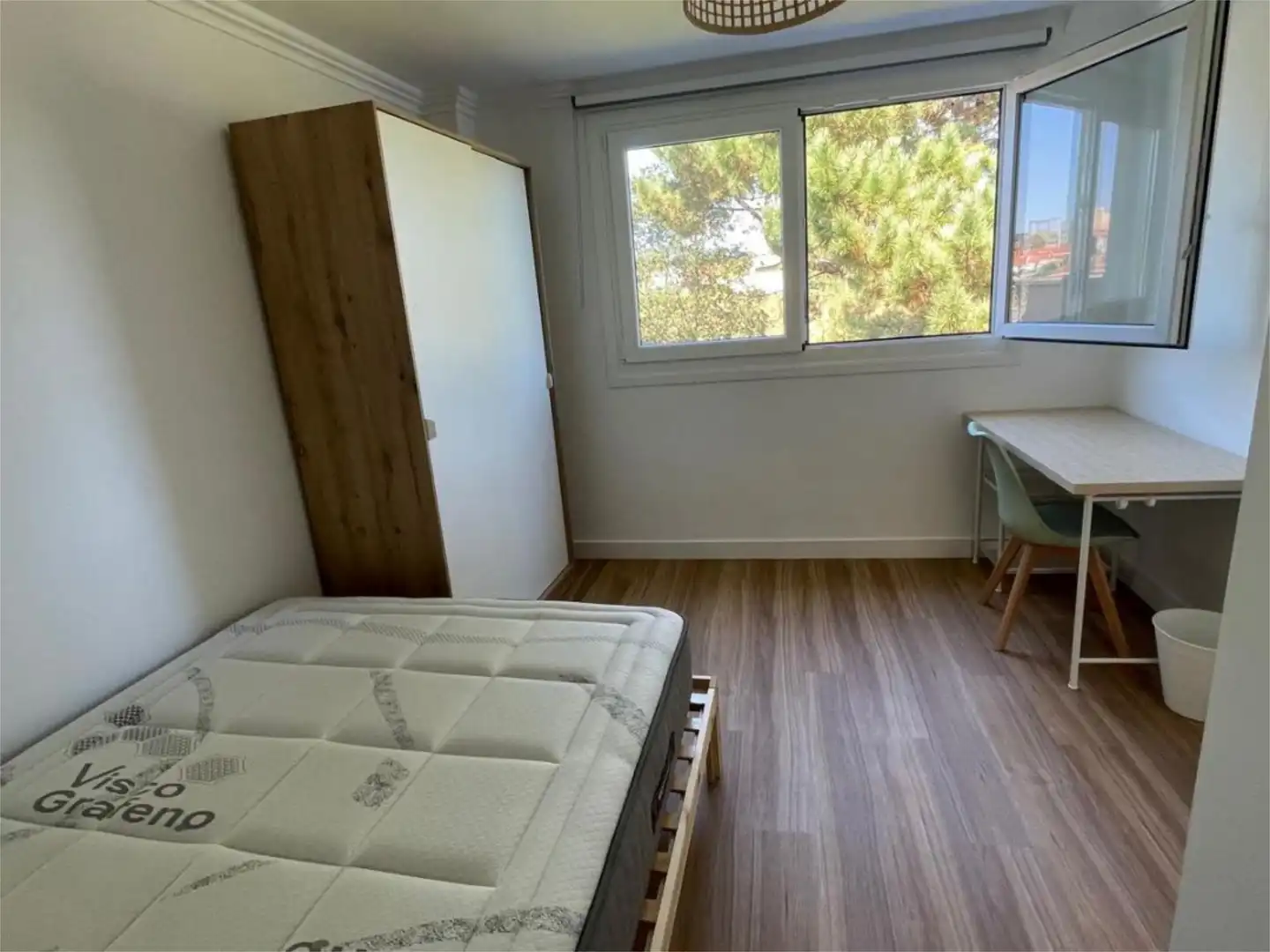 Habitación de Piso para compartir en Oleiros con Parquet y Amueblado