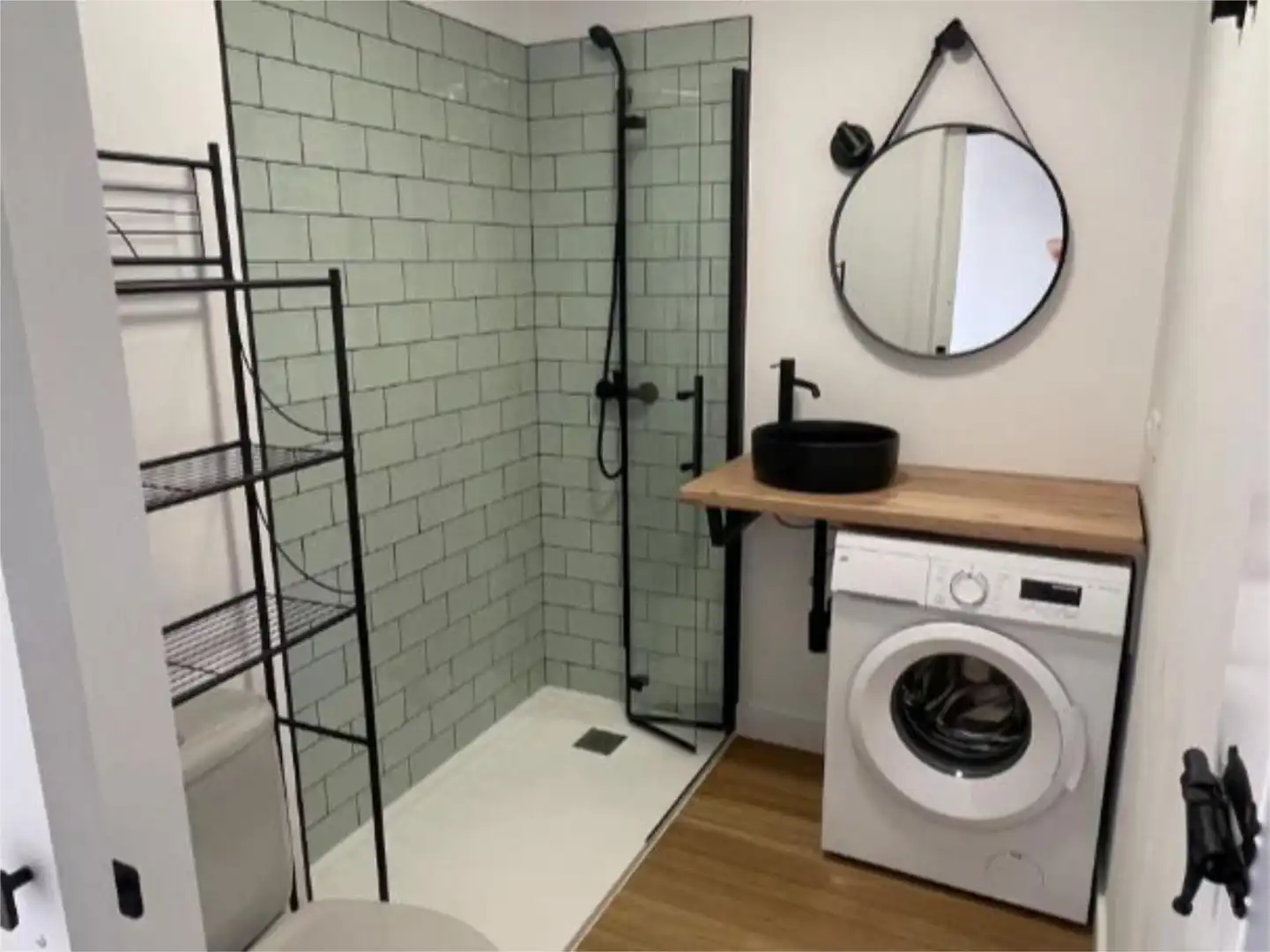 Baño de Piso para compartir en Oleiros con Parquet y Amueblado