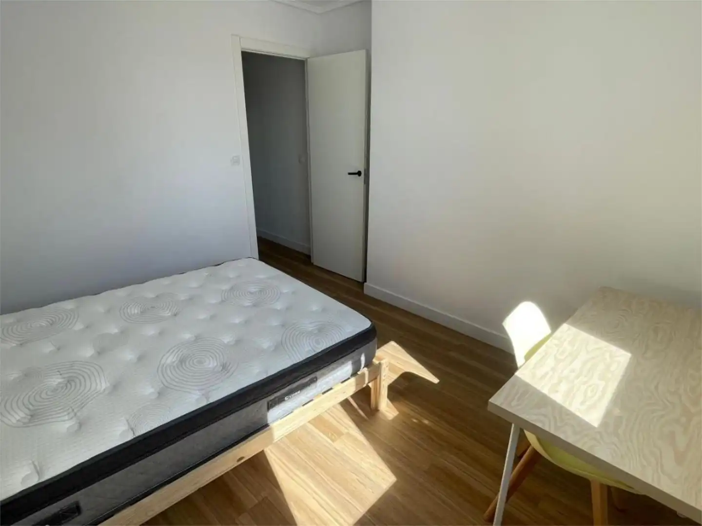 Habitación de Piso para compartir en Oleiros con Parquet y Amueblado