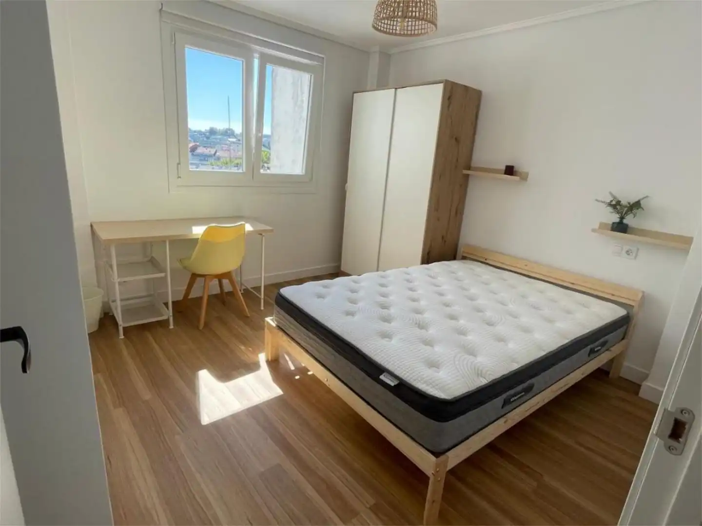 Habitación de Piso para compartir en Oleiros con Parquet y Amueblado