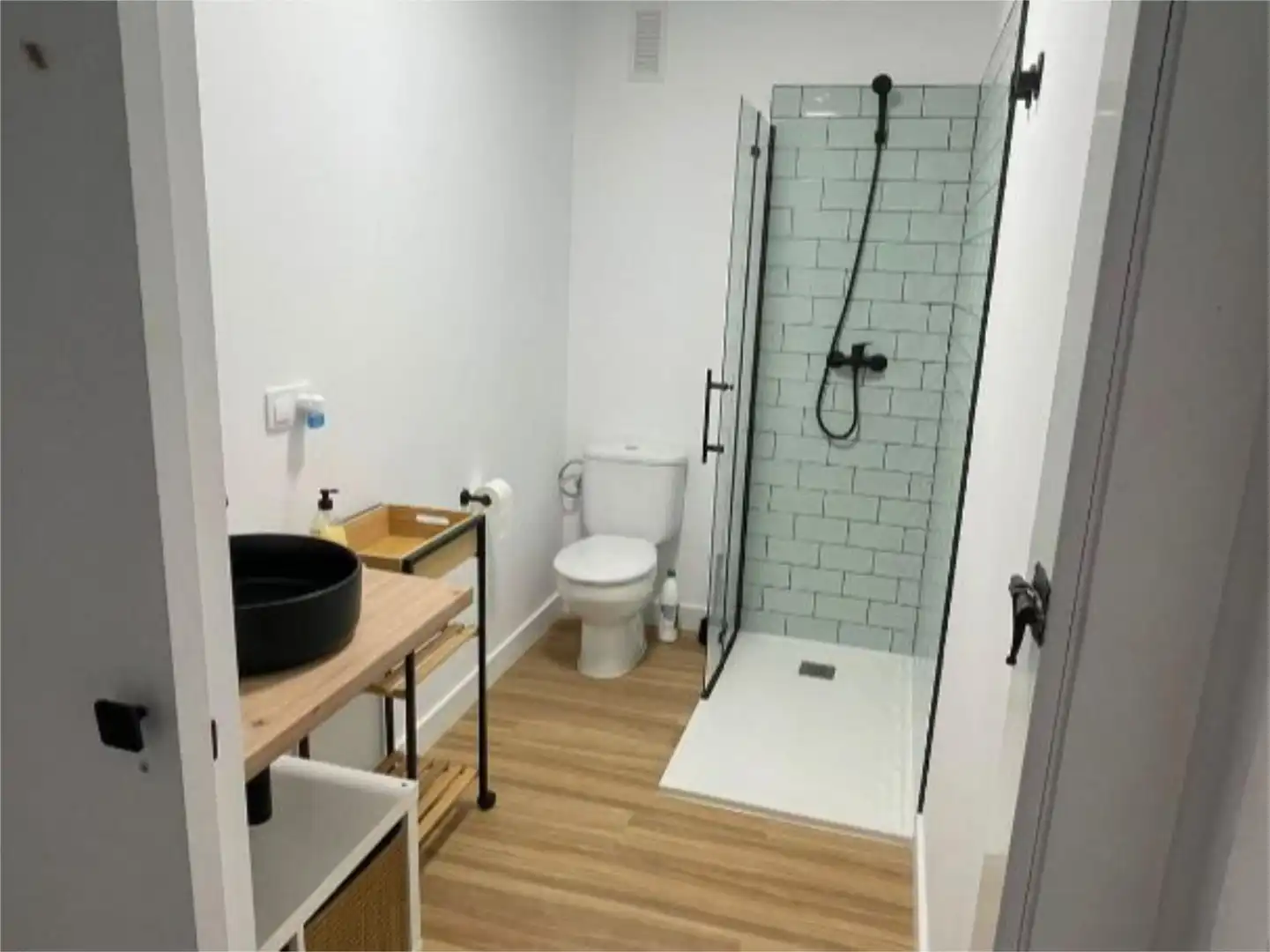 Baño de Piso para compartir en Oleiros con Parquet y Amueblado