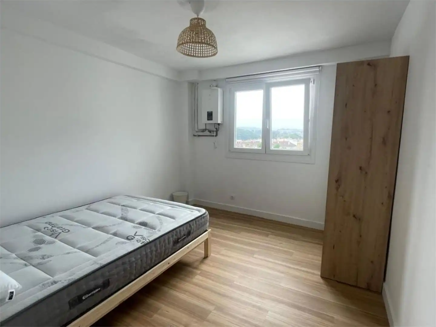 Habitación de Piso para compartir en Oleiros con Parquet y Amueblado