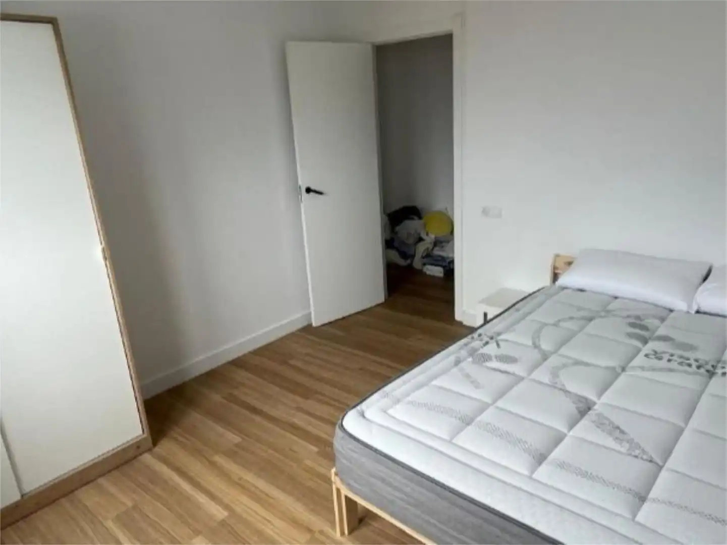 Habitación de Piso para compartir en Oleiros con Parquet y Amueblado