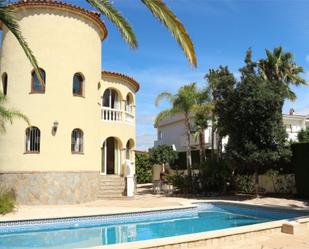 Vista exterior de Casa o xalet en venda en Mont-roig del Camp amb Aire condicionat, Terrassa i Piscina