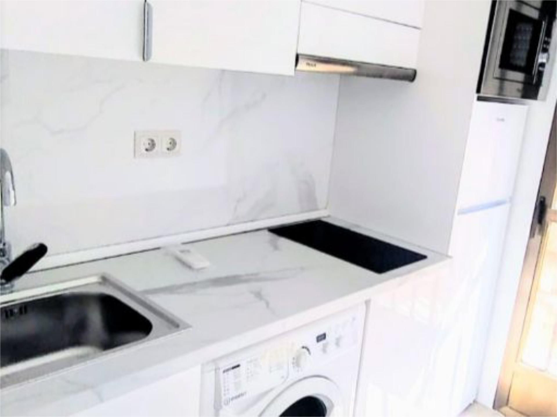 Cuina de Apartament de lloguer en  Madrid Capital amb Aire condicionat i Terrassa
