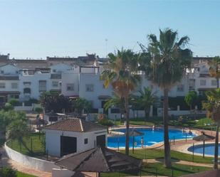 Vista exterior de Casa adosada en venda en Dos Hermanas amb Aire condicionat, Piscina i Balcó