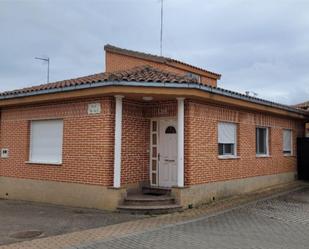 Exterior view of Single-family semi-detached for sale in Casaseca de Campeán