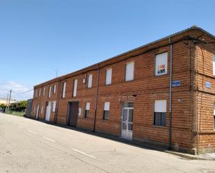 Vista exterior de Casa adosada en venda en Bustillo del Páramo amb Jardí privat