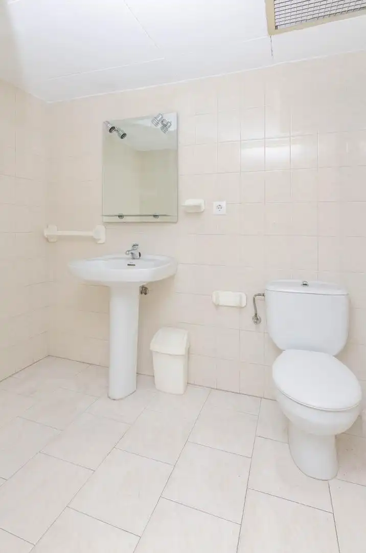 Badezimmer von Büro zum Verkauf in Gijón 