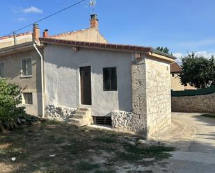 Vista exterior de Casa adosada en venda en Quintanavides amb Jardí privat