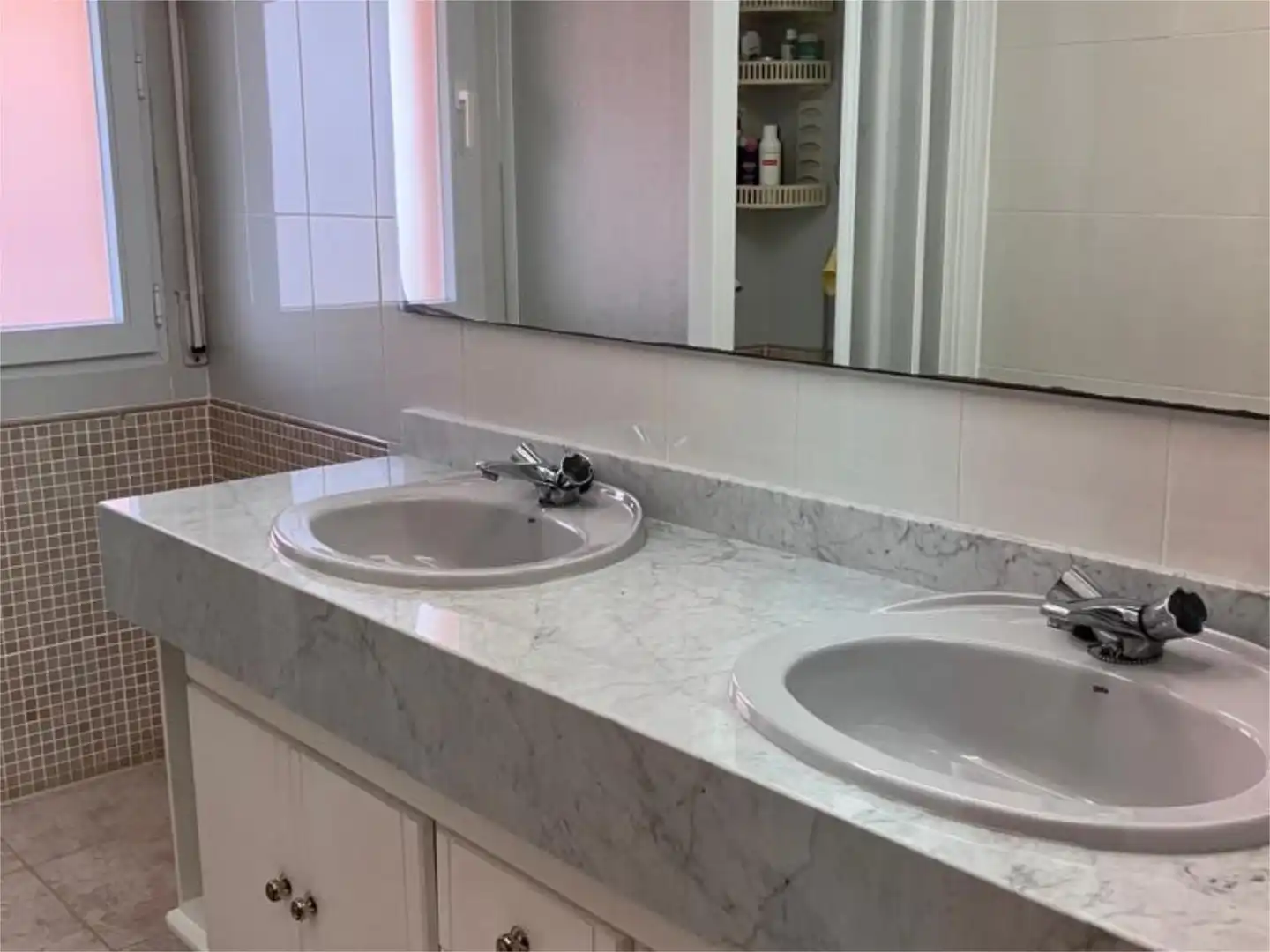 Flat for sale in Desconocido, 22, Playa de las Gaviotas - El Pedrucho Bathroom of Flat for sale in La Manga del Mar Menor with Terrace and Swimming Pool
