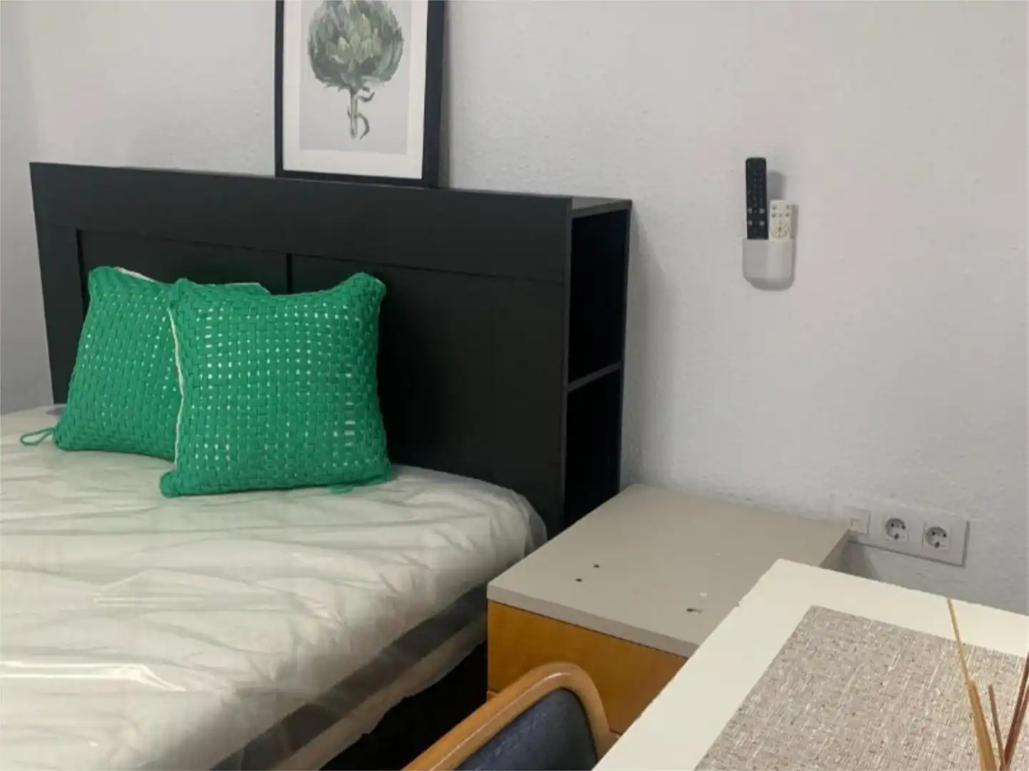 Schlafzimmer von Wohnung zur untervermieten in Valencia mit Klimaanlage, Privatgarten und Parkett