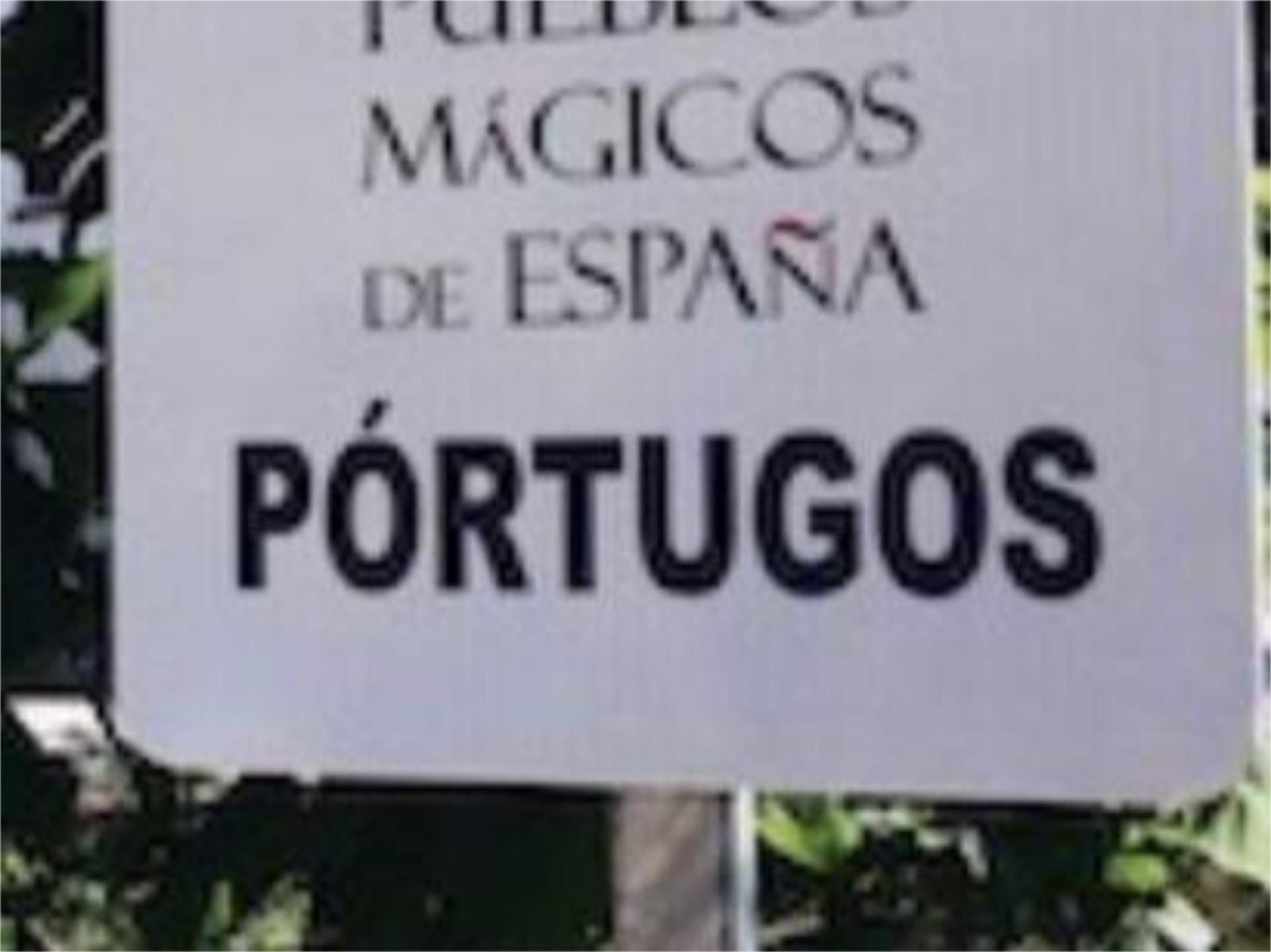 Vista exterior de Casa adosada en venda en Pórtugos amb Moblat i Balcó