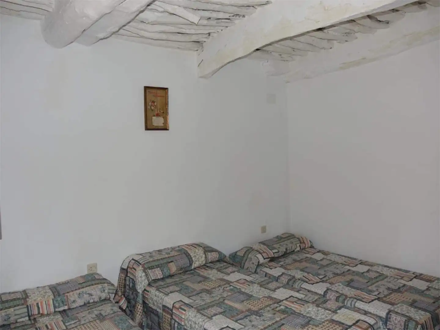 Casa adosada en venda a Calle Pocillas, 11, Pórtugos Dormitori de Casa adosada en venda en Pórtugos amb Moblat i Balcó