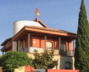 Vista exterior de Casa o xalet en venda en Bormujos amb Aire condicionat, Calefacció i Jardí privat