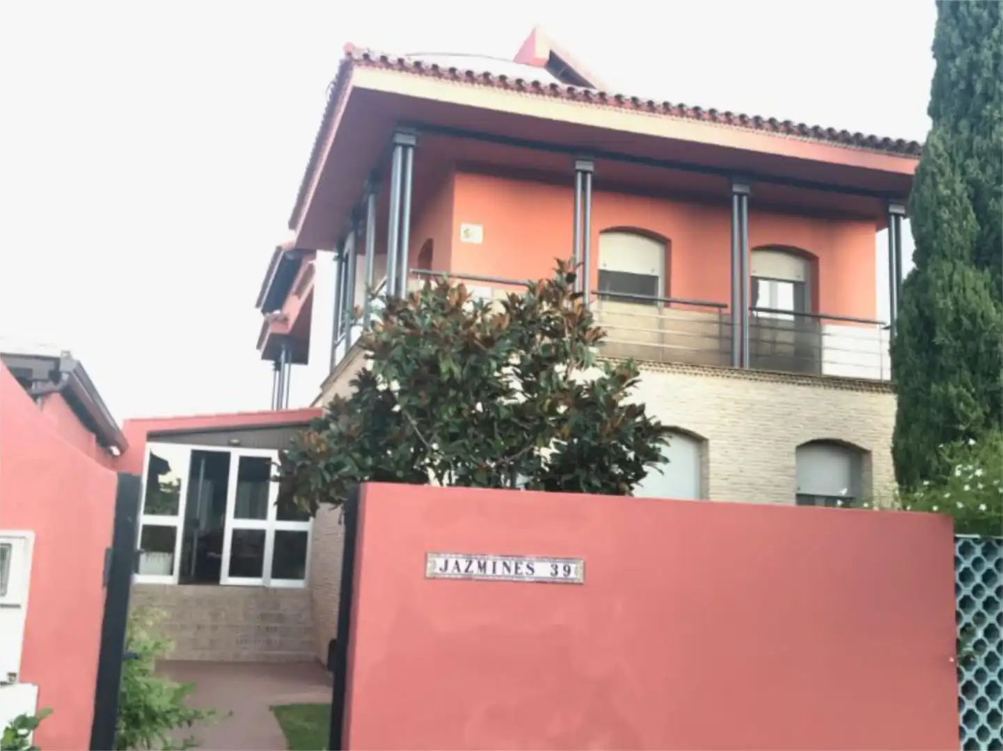 Casa o xalet en venda a Avenida Jazmines, 39, El Zaudín - Club de Golf Vista exterior de Casa o xalet en venda en Bormujos amb Aire condicionat, Calefacció i Jardí privat