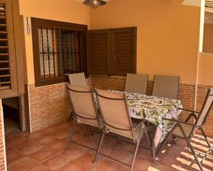 Terrasse von Einfamilien-Reihenhaus miete in Pilar de la Horadada mit Klimaanlage und Terrasse