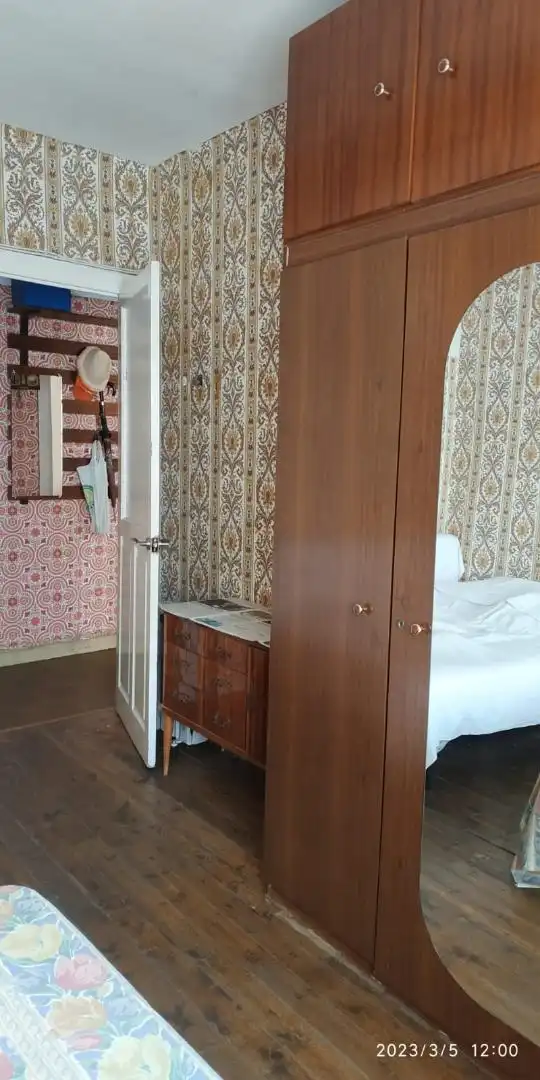 Schlafzimmer von Wohnung zum Verkauf in Arija mit Parkett, Möbliert und Ofen