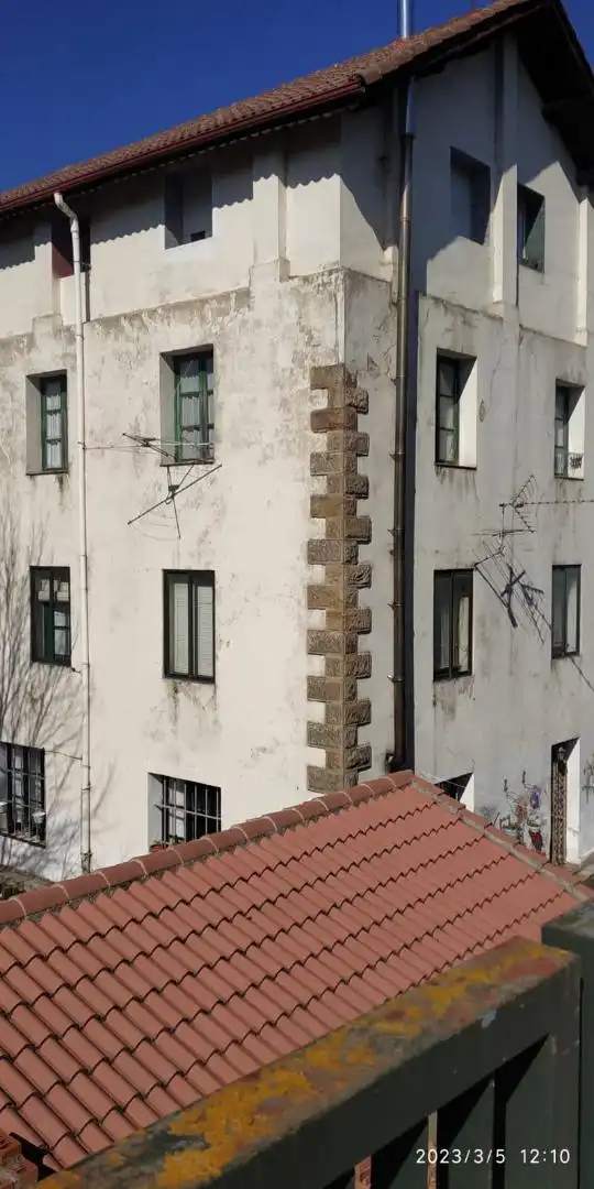 Außenansicht von Wohnung zum Verkauf in Arija mit Parkett, Möbliert und Ofen