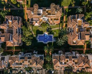 Vista exterior de Àtic en venda en Marbella amb Terrassa, Piscina i Balcó