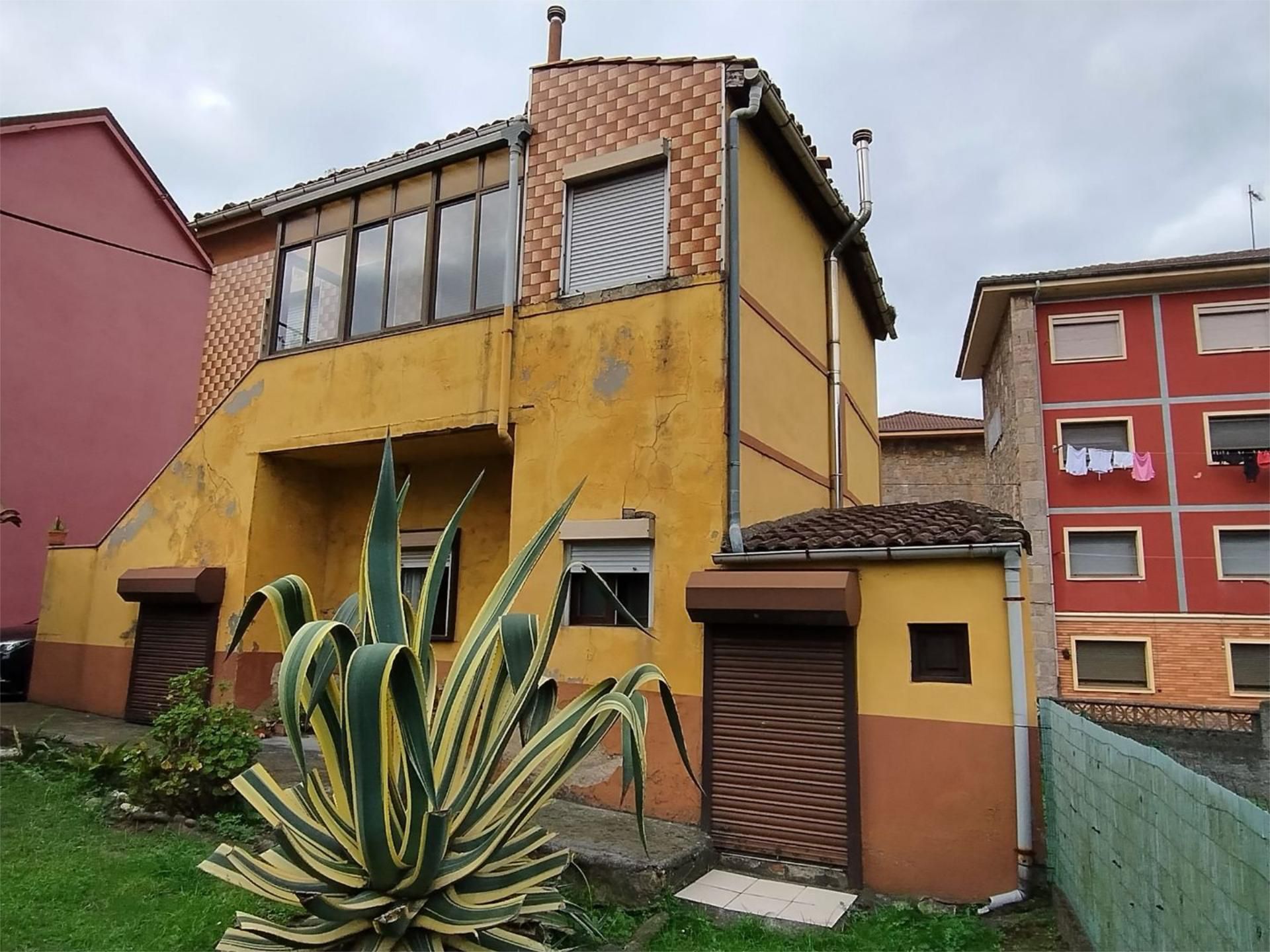 Vista exterior de Pis en venda en Oviedo  amb Calefacció, Jardí privat i Traster