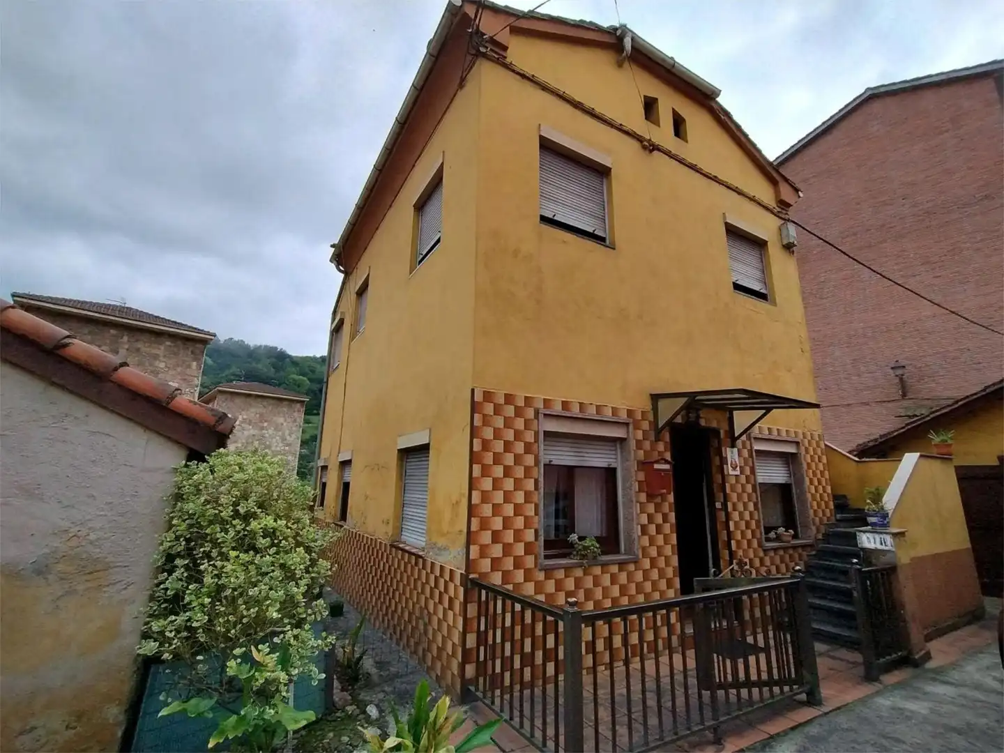 Pis en venda a Grupo Coronel Baeza, 4, San Claudio - Trubia - Las Caldas Vista exterior de Pis en venda en Oviedo amb Calefacció, Jardí privat i Traster