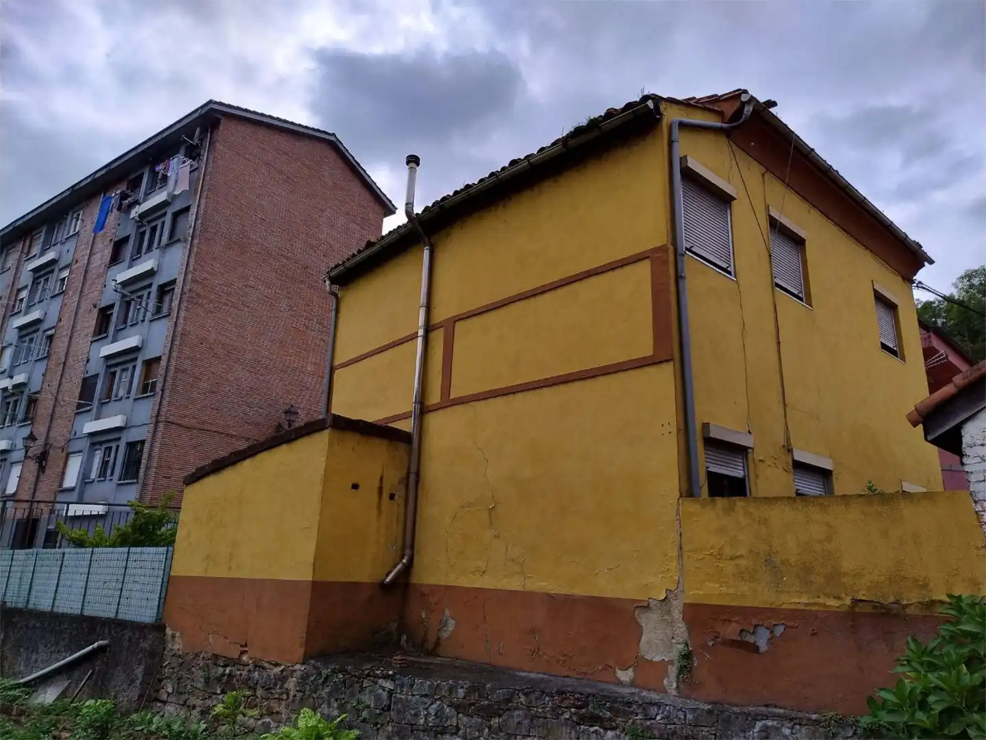 Pis en venda a Grupo Coronel Baeza, 4, San Claudio - Trubia - Las Caldas Vista exterior de Pis en venda en Oviedo amb Calefacció, Jardí privat i Traster