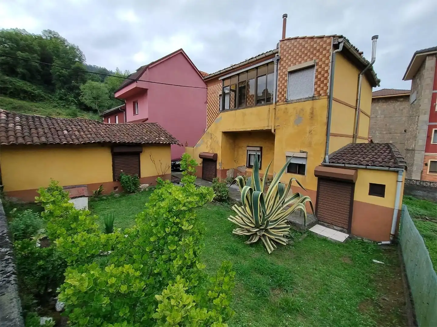 Pis en venda a Grupo Coronel Baeza, 4, San Claudio - Trubia - Las Caldas Vista exterior de Pis en venda en Oviedo amb Calefacció, Jardí privat i Traster