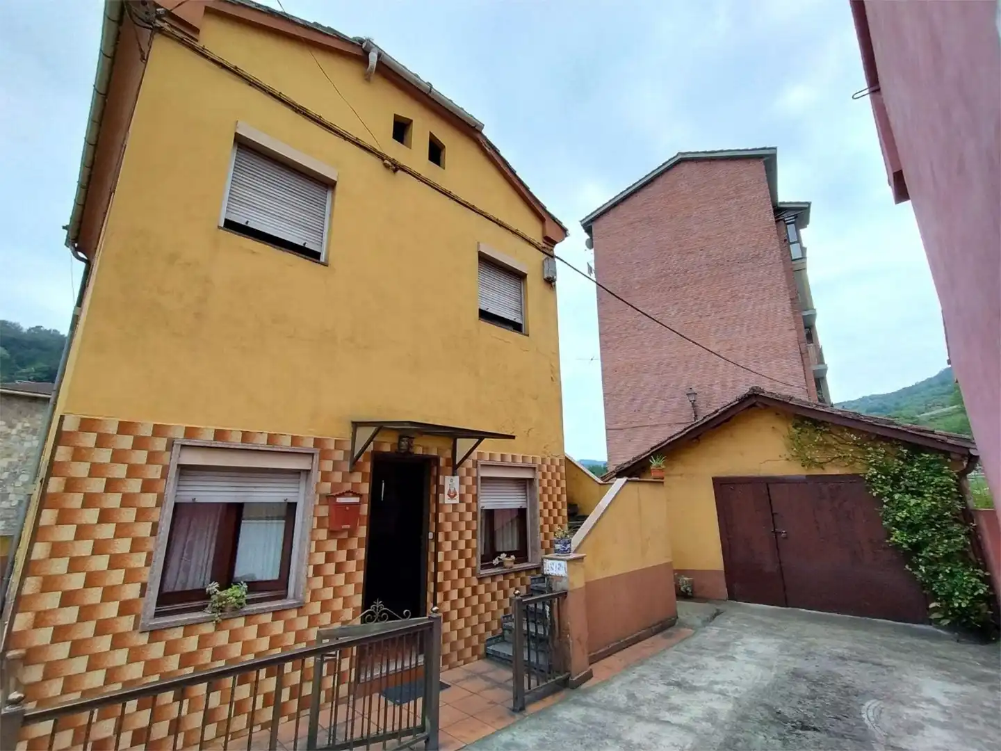 Pis en venda a Grupo Coronel Baeza, 4, San Claudio - Trubia - Las Caldas Vista exterior de Pis en venda en Oviedo amb Calefacció, Jardí privat i Traster