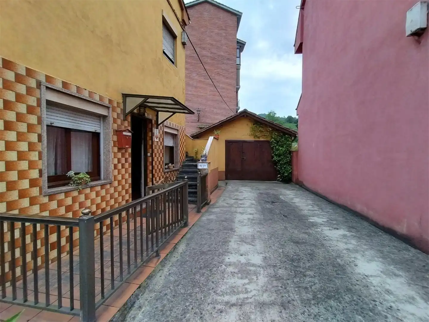 Pis en venda a Grupo Coronel Baeza, 4, San Claudio - Trubia - Las Caldas Vista exterior de Pis en venda en Oviedo amb Calefacció, Jardí privat i Traster