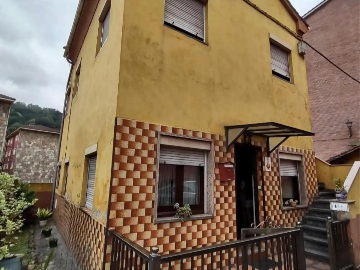 Pis en venda a Grupo Coronel Baeza, 4, San Claudio - Trubia - Las Caldas Vista exterior de Pis en venda en Oviedo amb Calefacció, Jardí privat i Traster