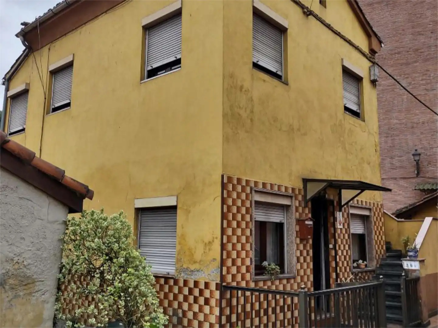 Pis en venda a Grupo Coronel Baeza, 4, San Claudio - Trubia - Las Caldas Vista exterior de Pis en venda en Oviedo amb Calefacció, Jardí privat i Traster