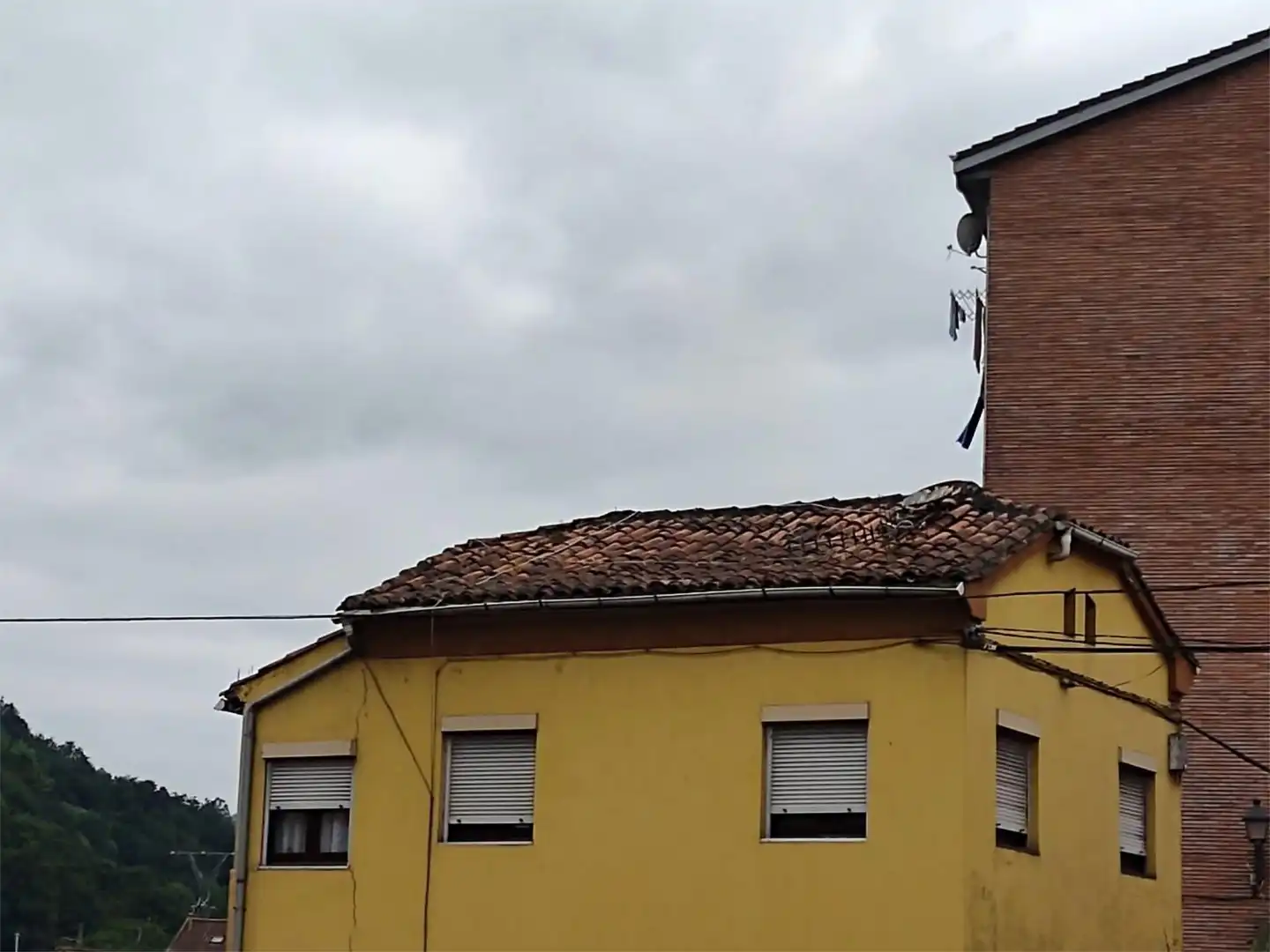 Pis en venda a Grupo Coronel Baeza, 4, San Claudio - Trubia - Las Caldas Vista exterior de Pis en venda en Oviedo amb Calefacció, Jardí privat i Traster