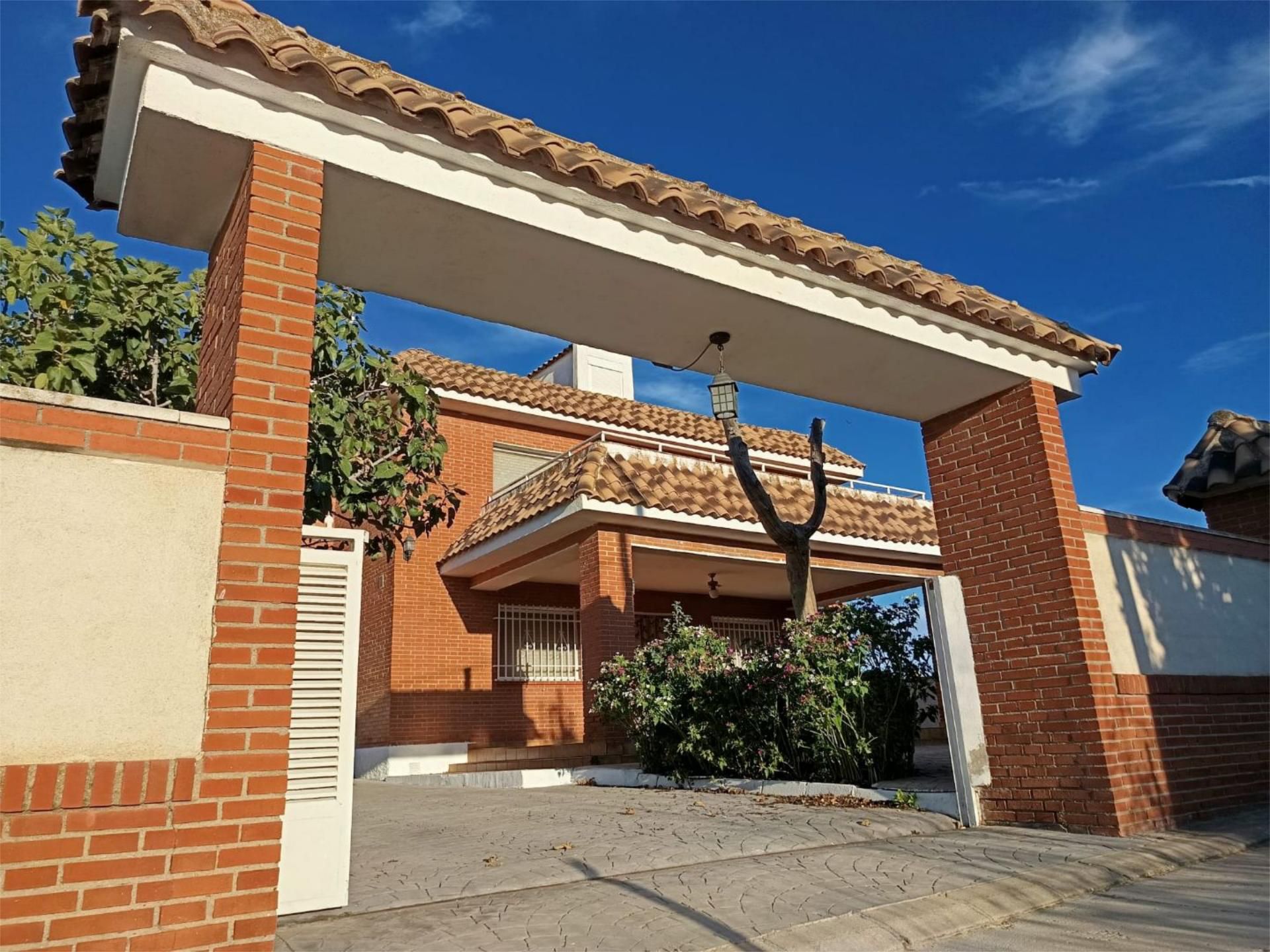 Vista exterior de Casa o xalet en venda en Yunclillos amb Terrassa i Piscina