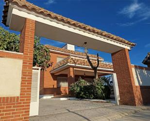 Vista exterior de Casa o xalet en venda en Yunclillos amb Calefacció, Jardí privat i Terrassa