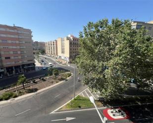 Vista exterior de Pis per a compartir en Salamanca Capital amb Terrassa i Balcó