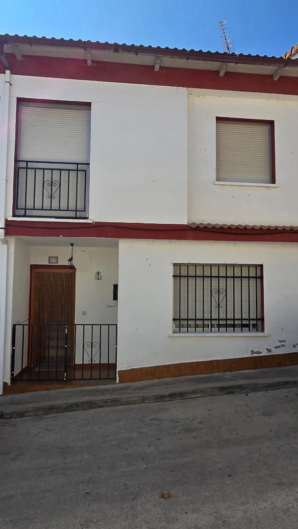 Vista exterior de Casa adosada en venda en Alcaudete de la Jara amb Terrassa, Traster i Piscina