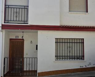 Vista exterior de Casa adosada en venda en Alcaudete de la Jara amb Terrassa, Piscina i Balcó