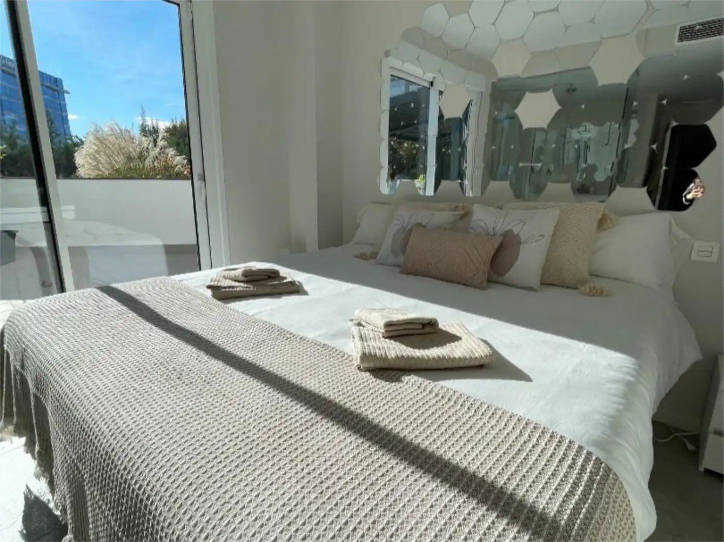 Pis en venda a Avenida General López Domínguez, Los Jardines de Marbella - La Ermita Dormitori de Pis en venda en Marbella amb Aire condicionat, Calefacció i Jardí privat