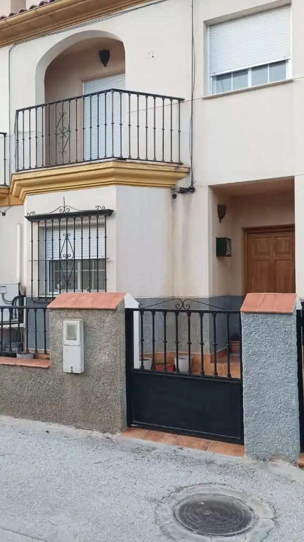 Außenansicht von Einfamilien-Reihenhaus zum Verkauf in Benamaurel mit Klimaanlage, Heizung und Parkett