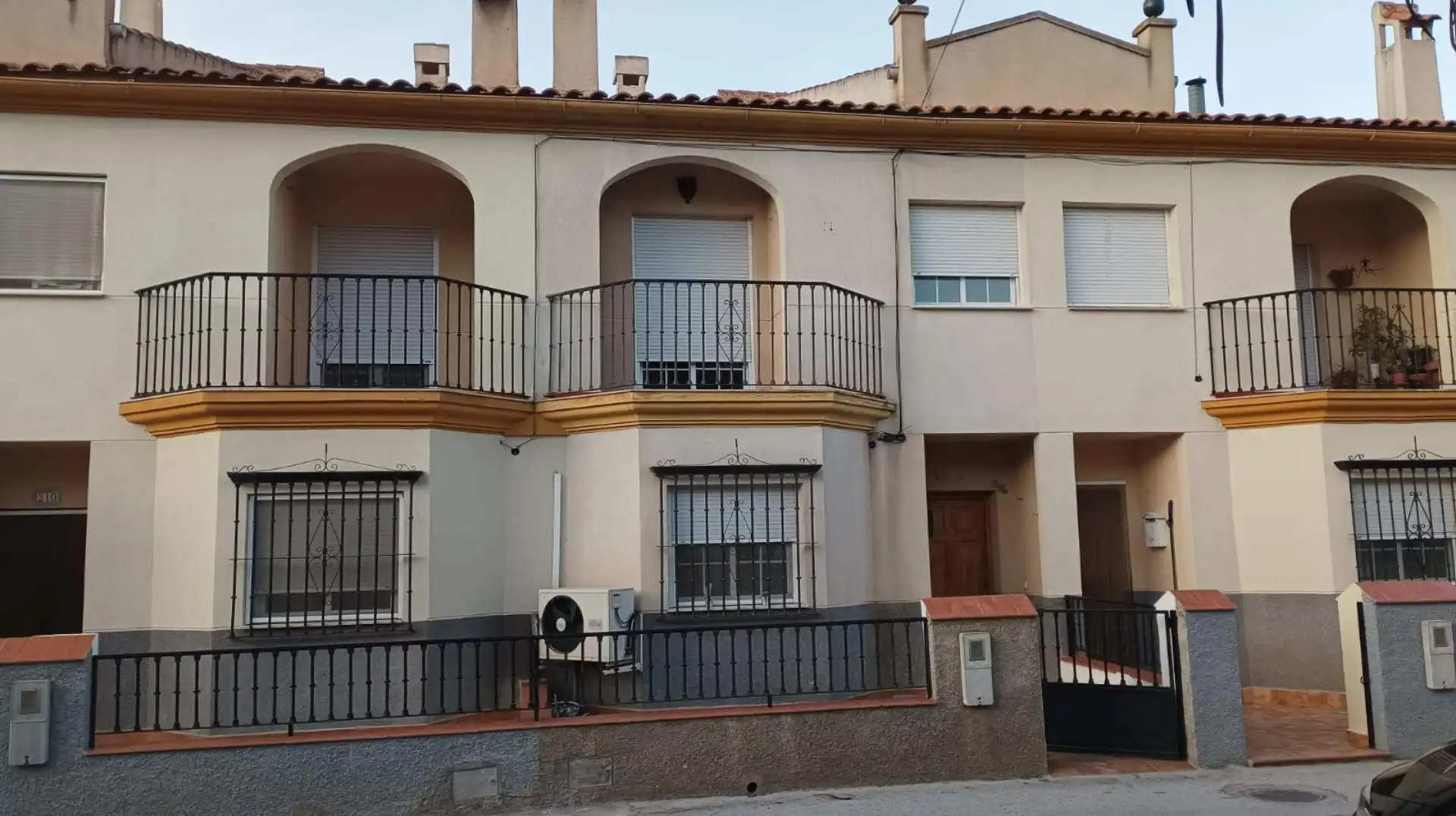 Vista exterior de Casa adosada en venta en Benamaurel con Aire acondicionado, Calefacción y Parquet
