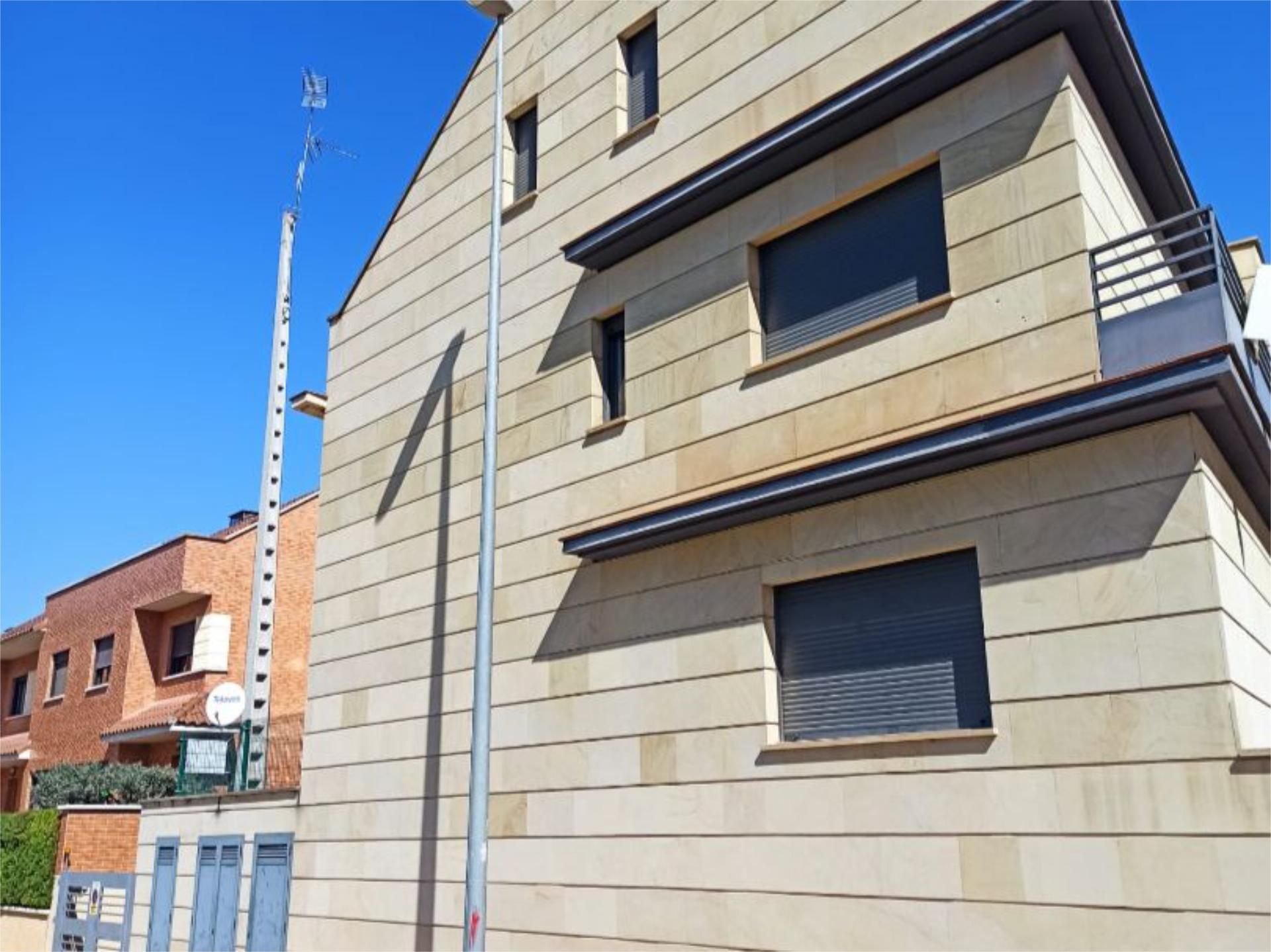 Vista exterior de Casa adosada en venda en Nájera amb Terrassa i Balcó