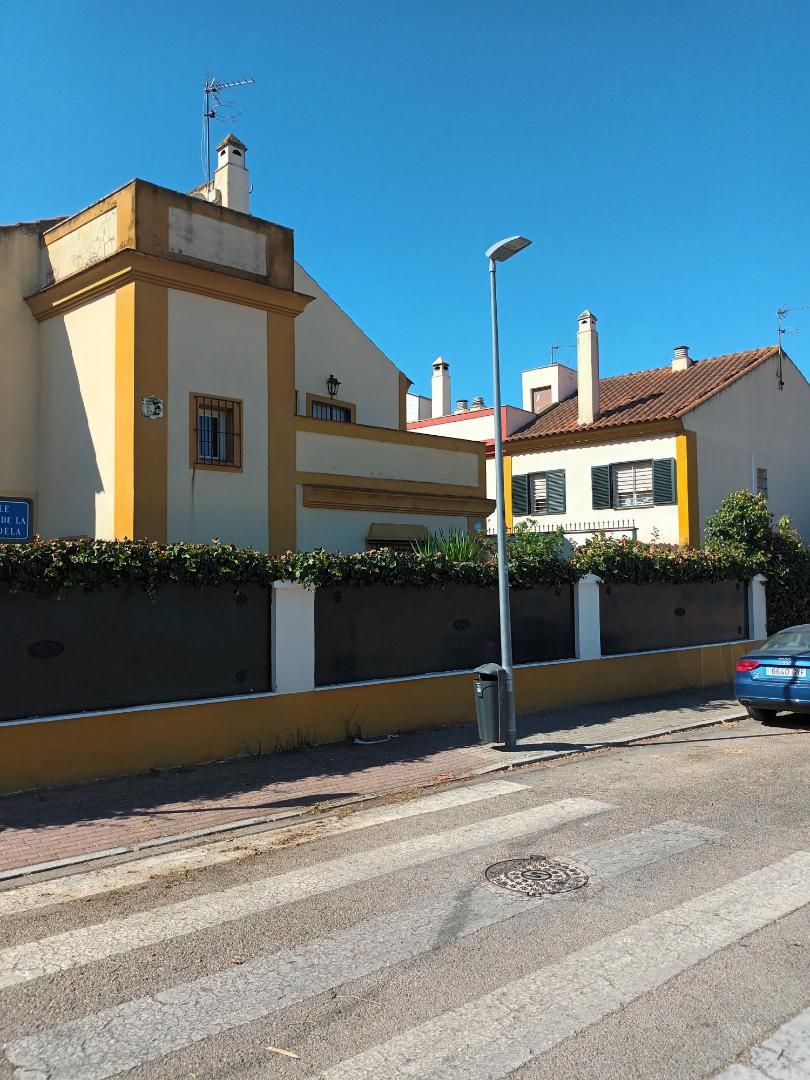 Vista exterior de Casa o xalet en venda en  Sevilla Capital amb Aire condicionat, Calefacció i Jardí privat
