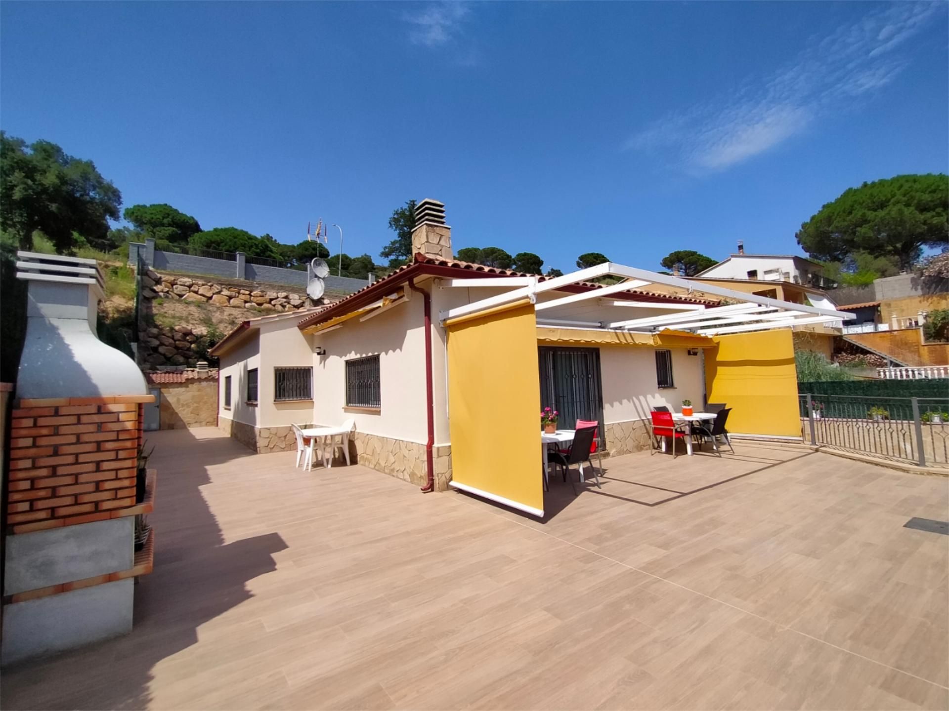 Vista exterior de Casa o xalet en venda en Lloret de Mar amb Calefacció, Terrassa i Traster