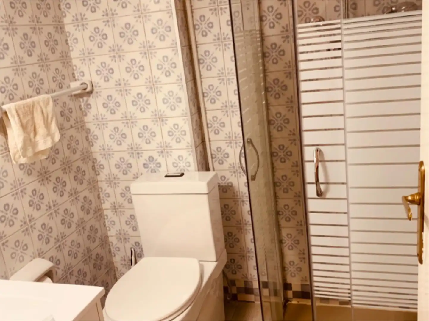 Badezimmer von Wohnung zum Verkauf in Granada mit Heizung, Privatgarten und Parkett