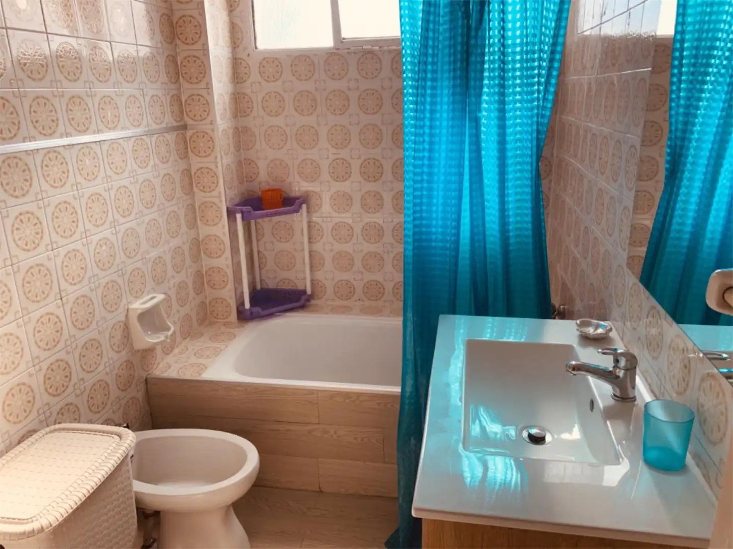 Badezimmer von Wohnung zum Verkauf in Granada mit Heizung, Privatgarten und Parkett